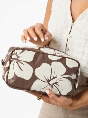 Hana Hou Dopp Kit (Sandstone on Coconut)